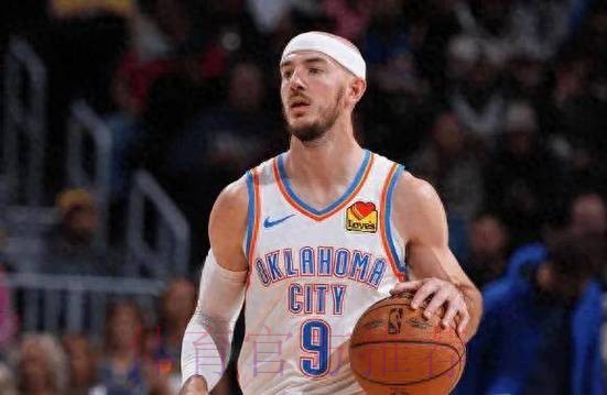 卡鲁索全场出战14分钟，5投3中，三分2中1得到7分1篮板2助攻